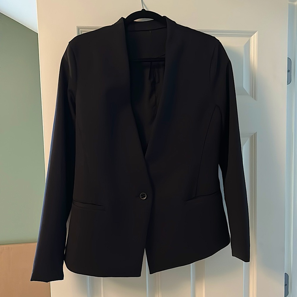 Lululemon black fitted blazer